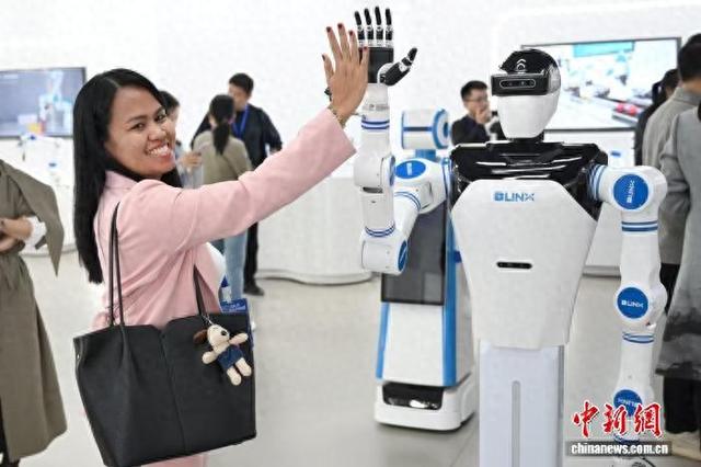 海外媒体走进湖南湘江新区 解锁科技与文化双重魅力