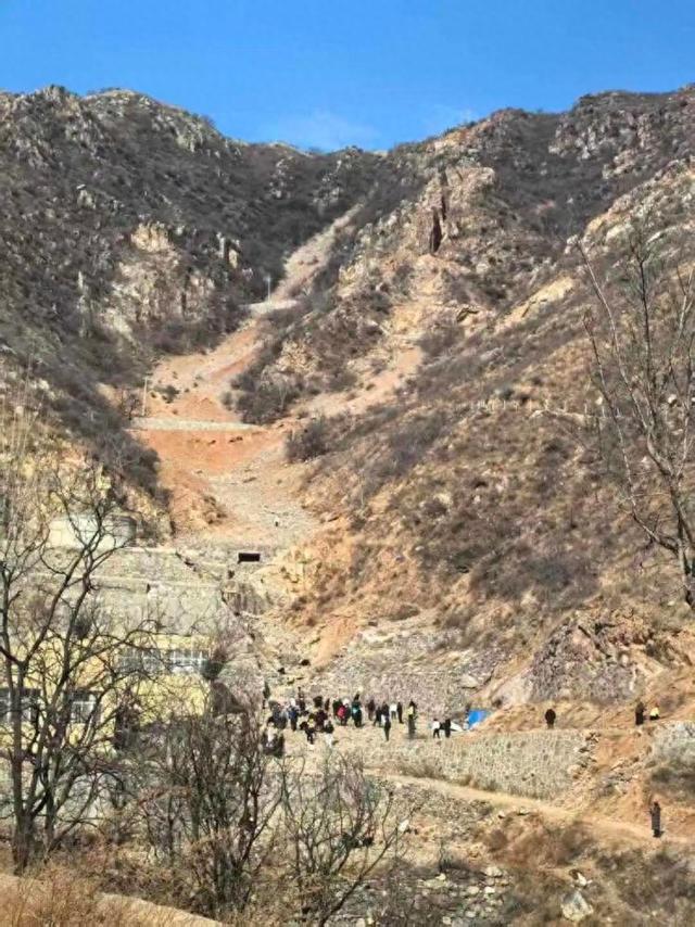 河南新密“玉石山”爆火！大批游客组团寻宝，已限流