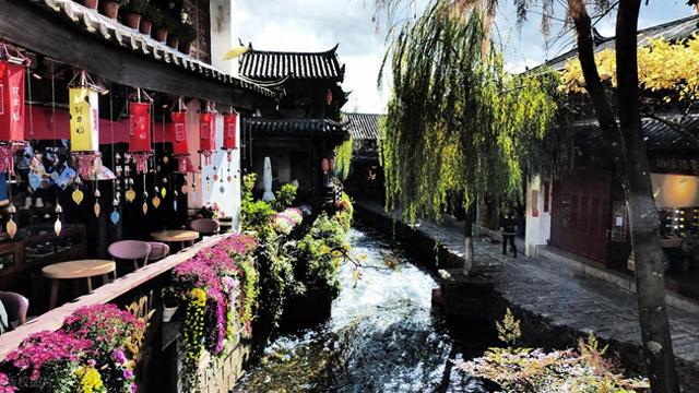 跟着男朋友到了丽江生活了一年了，说实话，我羡慕丽江的生活