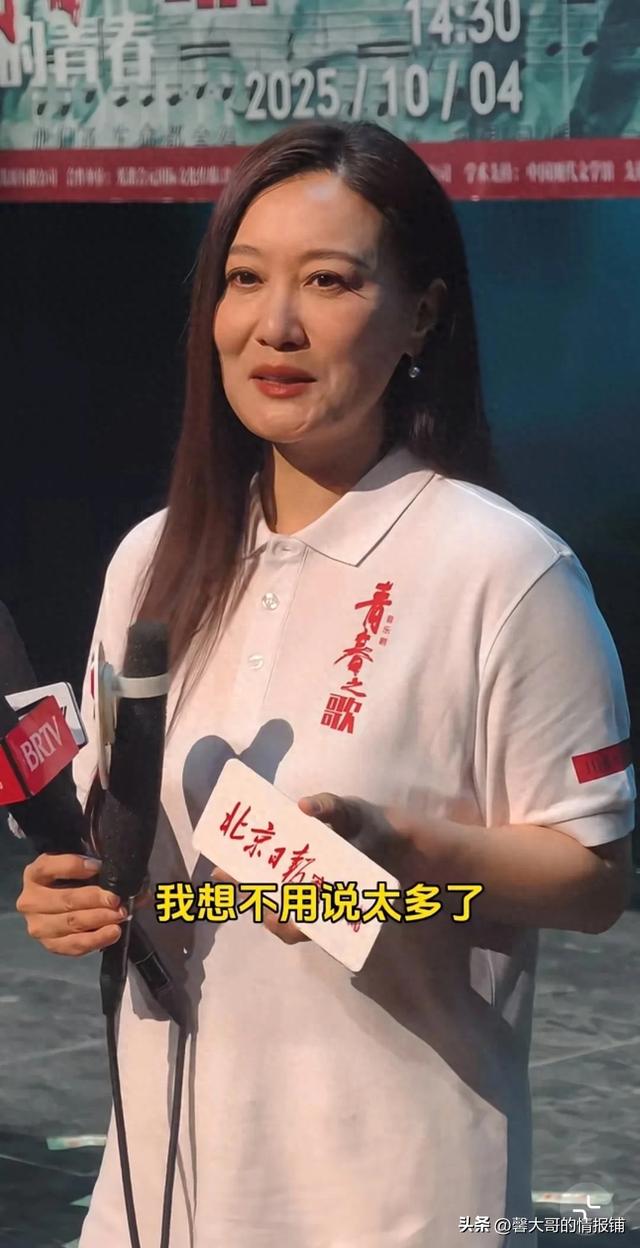 47岁谭晶现身音乐剧活动现场，苹果肌饱满，看起来比同龄人年轻
