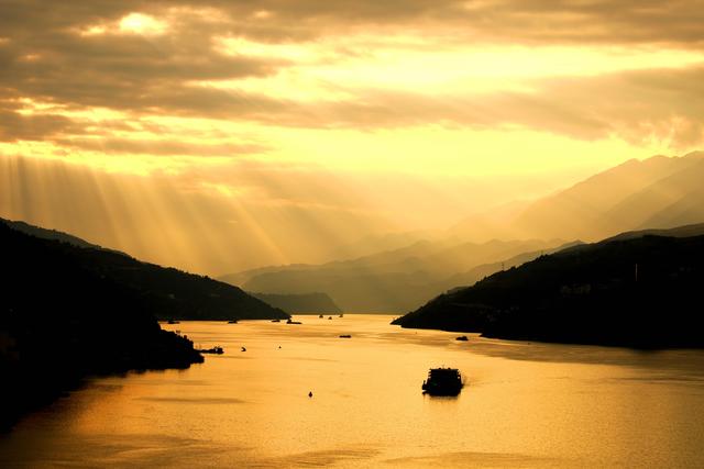 镜鉴｜定格美丽重庆：余晖映巫峡