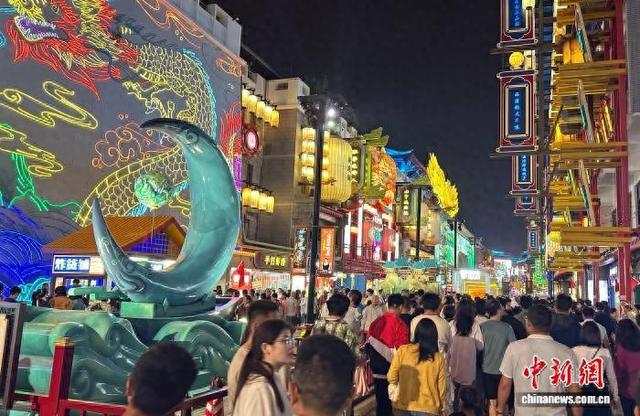 “沉浸式夜游”点亮山东假日经济 给足游客情绪价值