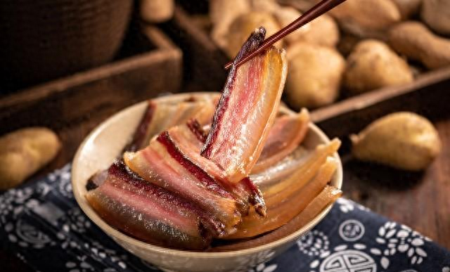 腊肉之前怎么处理才能吃（腊肉直接拿清水洗是大错）