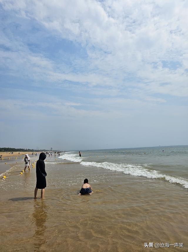 畅玩黄金海岸，金沙滩，银海湾，大海的阵阵涛声如雷贯耳！