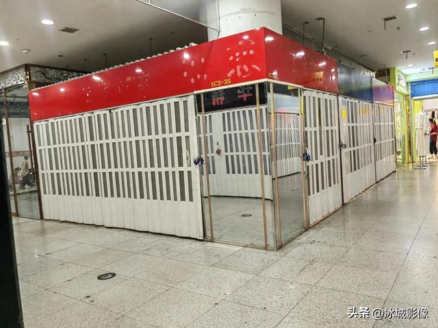 透笼市场一楼咋有多个铺位关门了，楼内很热，似乎没开空调