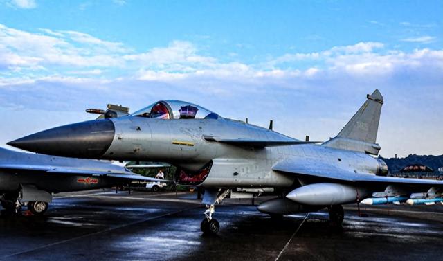 外媒称歼10C能挂鹰击21？中型战机扛重型导弹？不是想挂就能挂