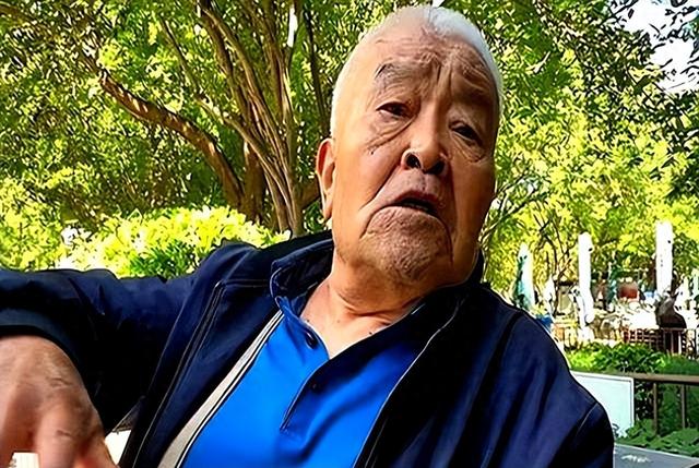 太丢人了，北京一大爷参加酒席，随礼200，竟连喝带拿6瓶五粮液