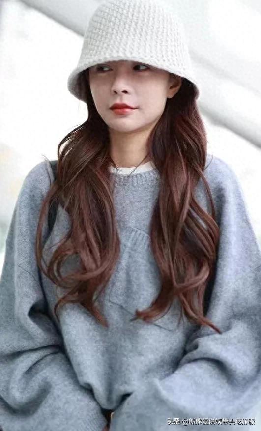 沈梦辰机场私服真会穿!灰色毛衣+阔腿裤+渔夫帽,简约又高级!