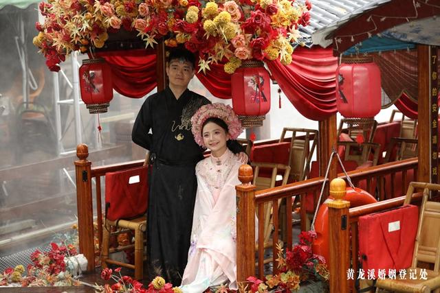 坐着簪花游船去领证 在黄龙溪古镇体验浪漫