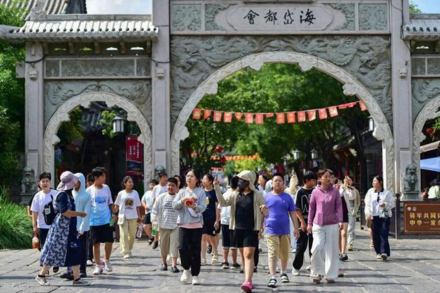 9.53亿人次暑期狂飙！亲子研学攻占苗寨，欧洲游暴增110%​