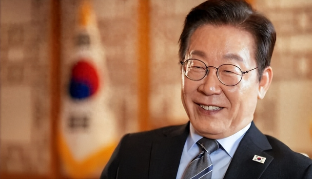 吃完了酒席，李在明启程离京	，临走前终于对中国改口，一个时代告终