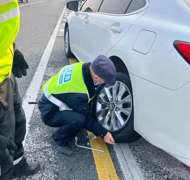 未满一年上高速扣12分(高速应急车道换胎扣12分交警教1招这么做不罚还能帮你换胎)