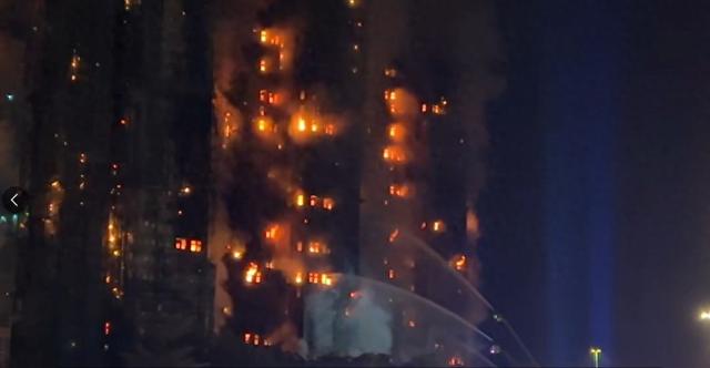 香港大埔现场风力较大，仍在灭火救援中；教育局：部分学校明日停课，派心理学家支援