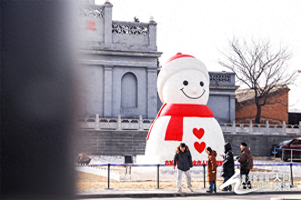 雪映古楼添雅趣 巨型雪人在大同古城惊艳亮相