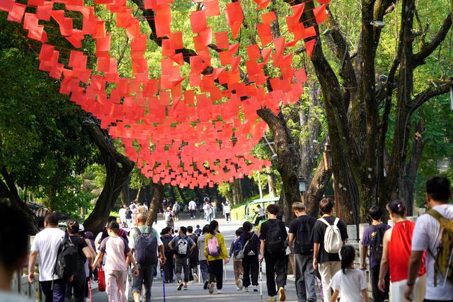 国庆假期首日，罗浮山景区非遗美食吸引游客