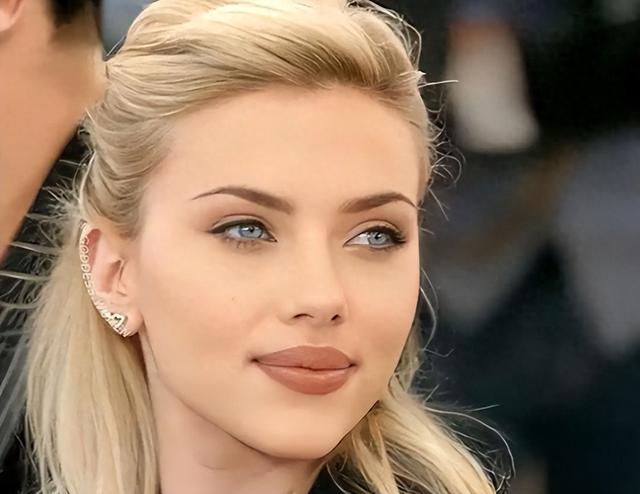 美国姑娘来中国旅游，回国哭3天，直言美国与中国差距一目了然