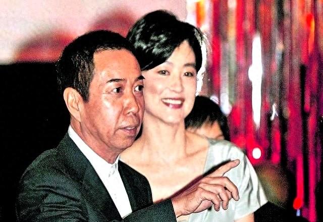 被老头“糟蹋”的4位女星，个个美艳动人，却鲜花插在牛粪上！