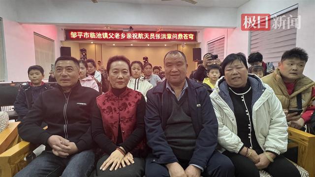 姐姐双手握拳观看张洪章飞天直播，听到“发射圆满成功”才放下心来，自豪宣布“我是航天员的姐姐”