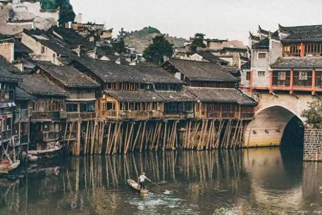 从周庄到剑川:游客为啥逃离热门古镇?商业化的高级玩法找到了