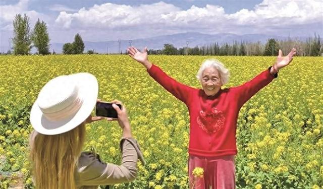 95后夫妻自驾千里 陪86岁姥姥圆梦青海湖