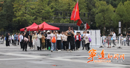 宁远：登娥皇峰 燃动健身热潮