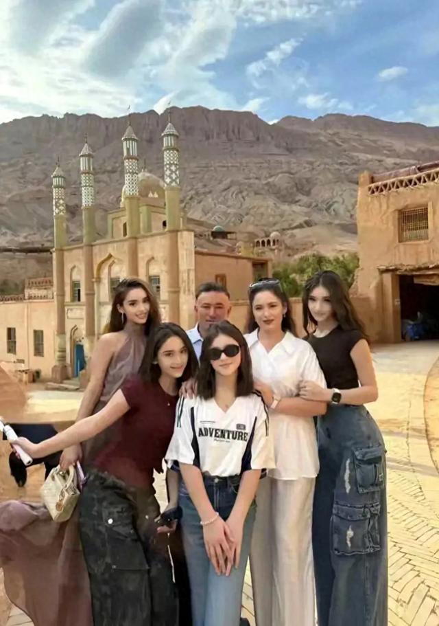 新疆一家四个女儿，个个美貌如花，果然新疆美女甲天下啊！