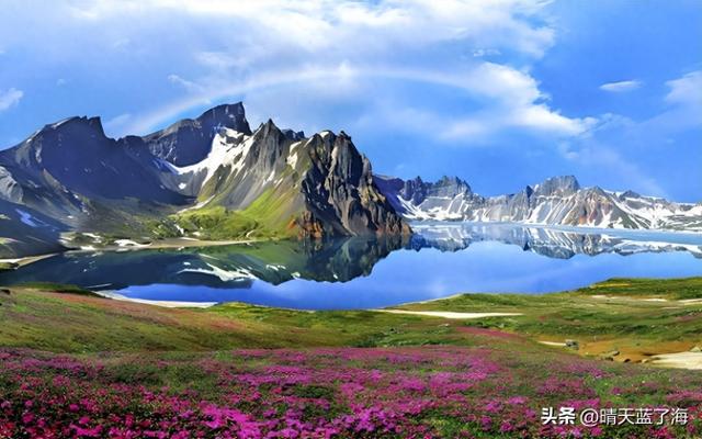 国庆出游之——秋天的长白山层林尽染，天池如宝石般湛蓝！