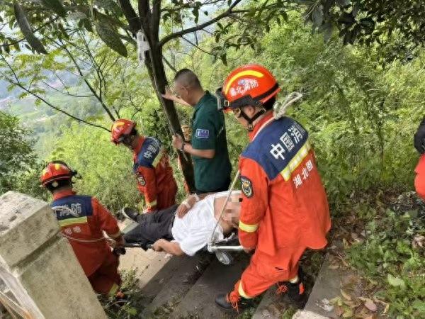 游客登山途中遇险，消防员紧急救其下山