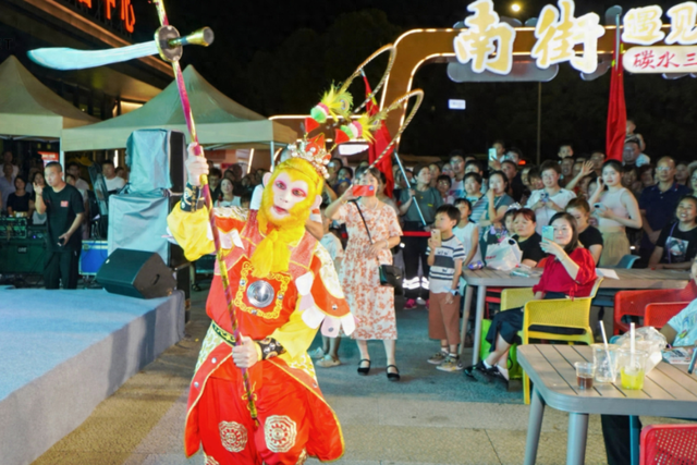 碳水潮玩庆华诞 千人同唱《歌唱祖国》 南街碳水王国国庆活动点燃假期热情