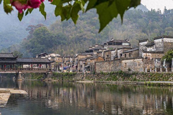 古镇想收门票钱，收不下去就尴尬了 | 媒体札记