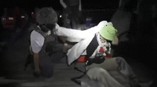 折磨女奥特曼（通贝里被曝遭以军虐待她遭殴打拽头发被迫爬行并亲吻以色列国旗）