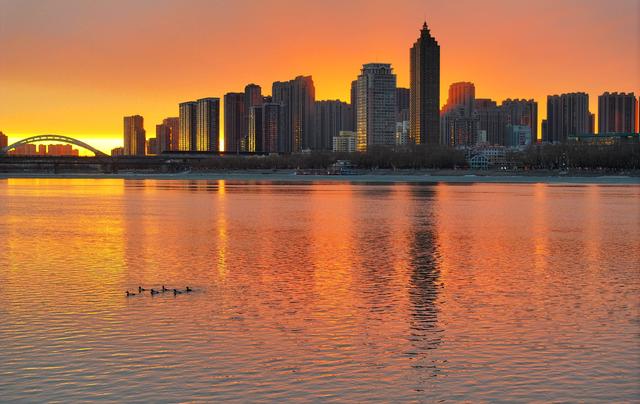 哈尔滨 4 月限定快乐：松花江跑冰排 + 早市烟火，错过等一年