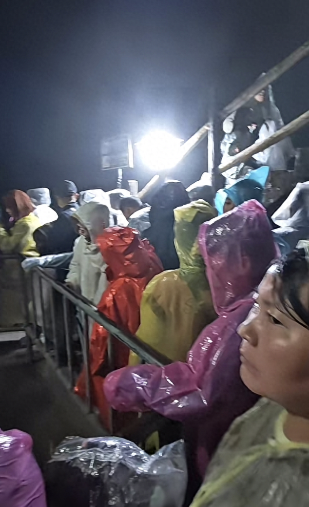 “很多人都喊着退票”，游客因大雨滞留华山近十小时凌晨才下山，质疑景区管理不到位，回应：建议雨天不出行