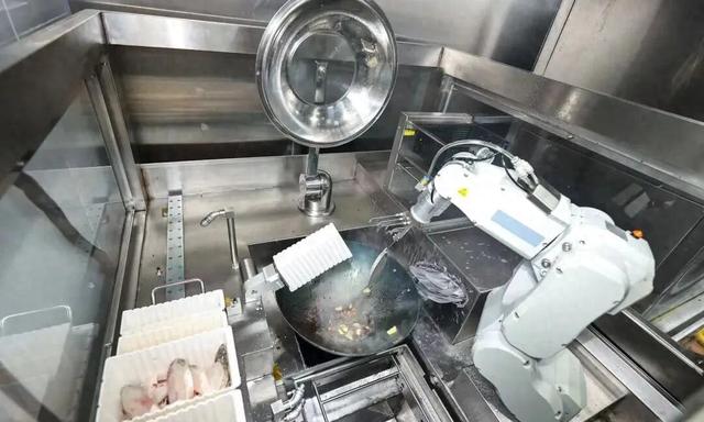 机械臂现身食堂后厨，具身机器人离团餐还有多远？