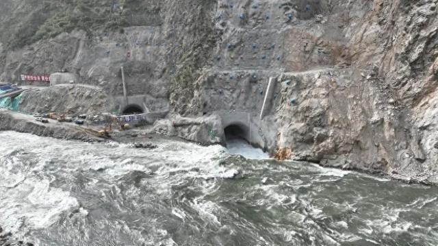 雅砻江上导流通 奠基截水建站大工程