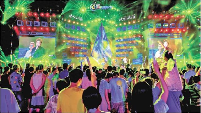 2025半月湾沙滩音乐节人潮涌动