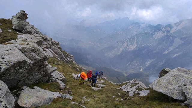 浙江男子独自穿越鳌太线，重伤被困8天，靠吃树叶艰难存活