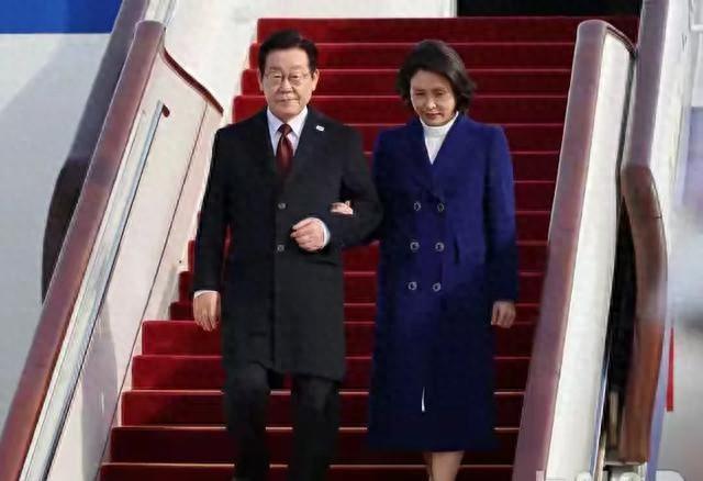 零下北京，她光腿穿大衣！韩国第一夫人访华首秀，手挽李在明幸福