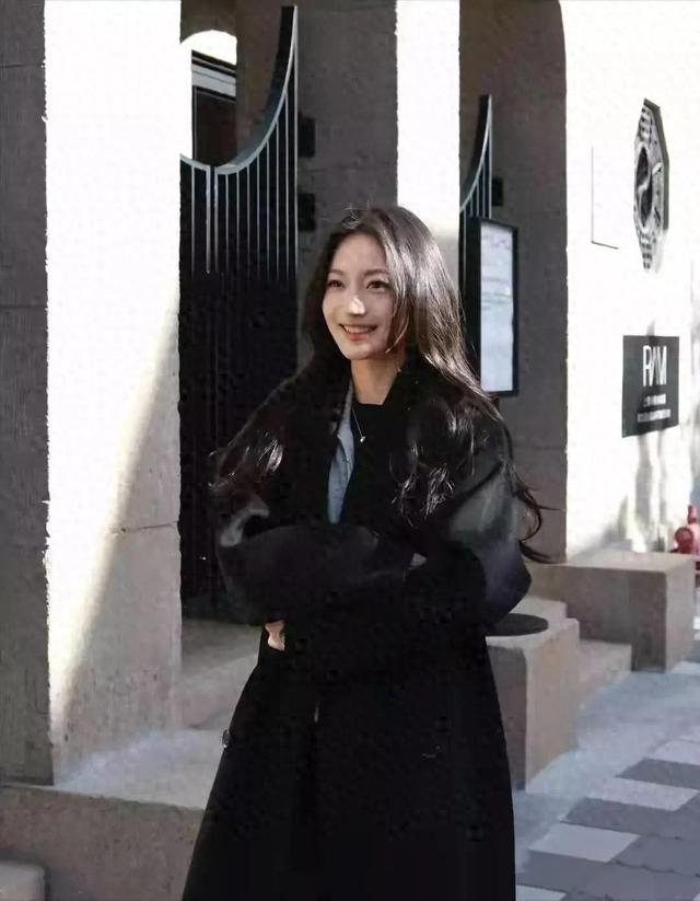 上海校花，172cm身段45kg，美得太犯规，让人移不开眼