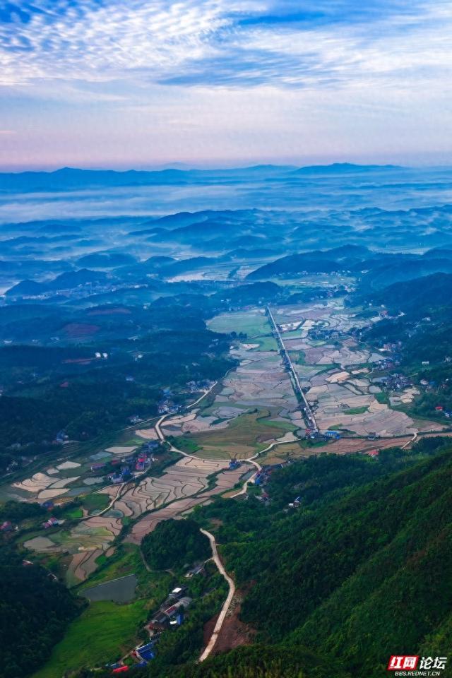 欢庆时刻丨湘潭白石镇：鎏金晨光漫群峰，山河故乡寄深情