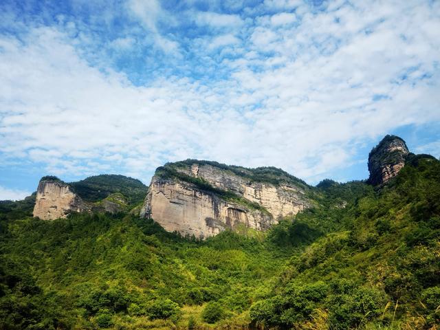 探秘三岩寺红军洞