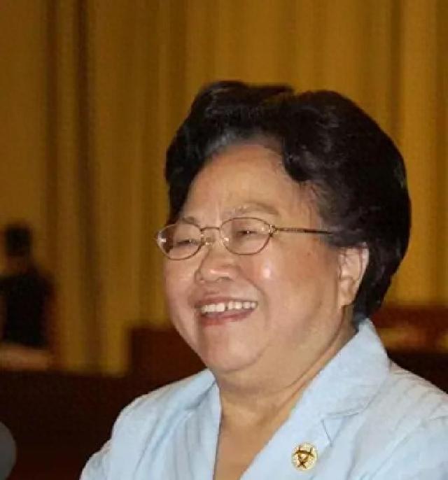 “坚持计划生育一百年不动摇”的彭佩云同志的一生