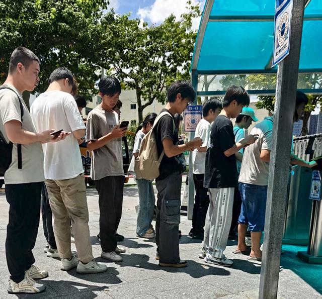 苹果iPhone17发布前夜，深圳华强北抢先上市手机壳，郑州富士康员工：每天都在加班