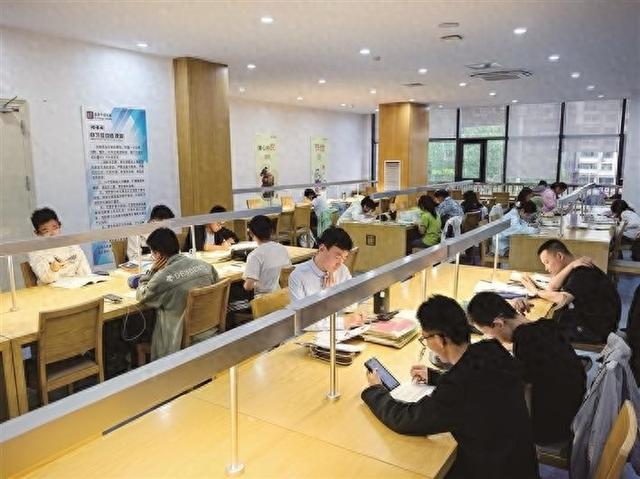 吕梁：书香为伴度盛夏 图书馆里人气旺