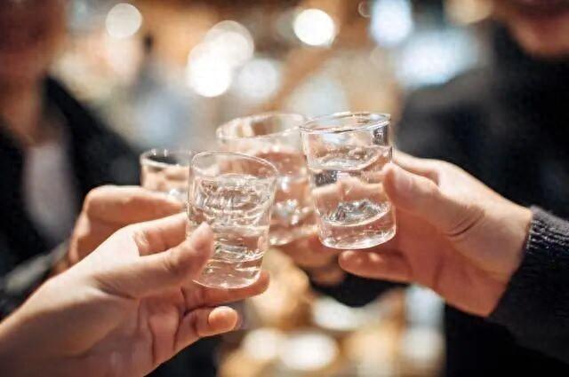 男子1天连喝三场酒 在麻将馆打麻将、半小时内饮尽1斤白酒后 当晚无证驾驶摩托车摔倒身亡 家属起诉索赔 法院判了