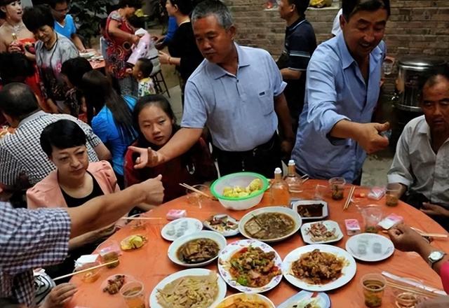 山东5位教师到四川游玩，途经一村子随礼300吃席，酒后竟被人拦住