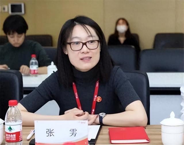 刘强东的美女助理：普通本科生，身兼多职，毕业多年不忘反哺母校