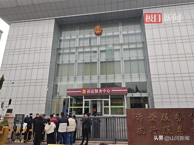 山东莱芜“46岁女子出租屋内遭男友持刀杀害”案开庭审理，家属：还不敢告诉她9岁的儿子，母亲已重度抑郁