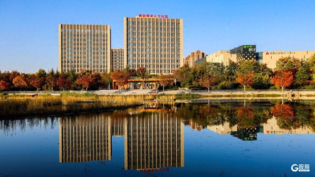 深秋时节，碧水彩林相映美