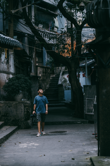 山城小伙用AIGC工具绘制魔幻重庆